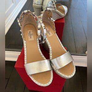 Valentino Garavani Rockstud Metallic Silver Leather Wedge Espadrille Sandals 38